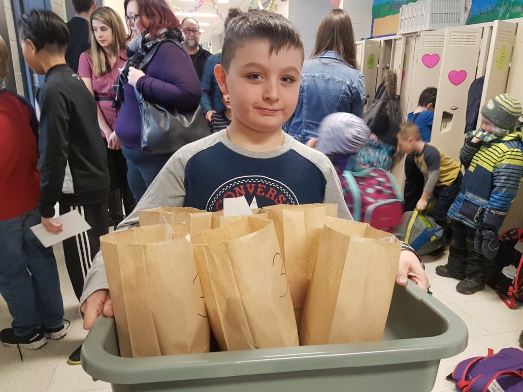 Victor apporte des petits déjeuners dans sa classe!