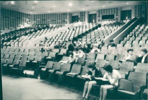 De la Mag_007_1968_Photo_eleves_auditorium